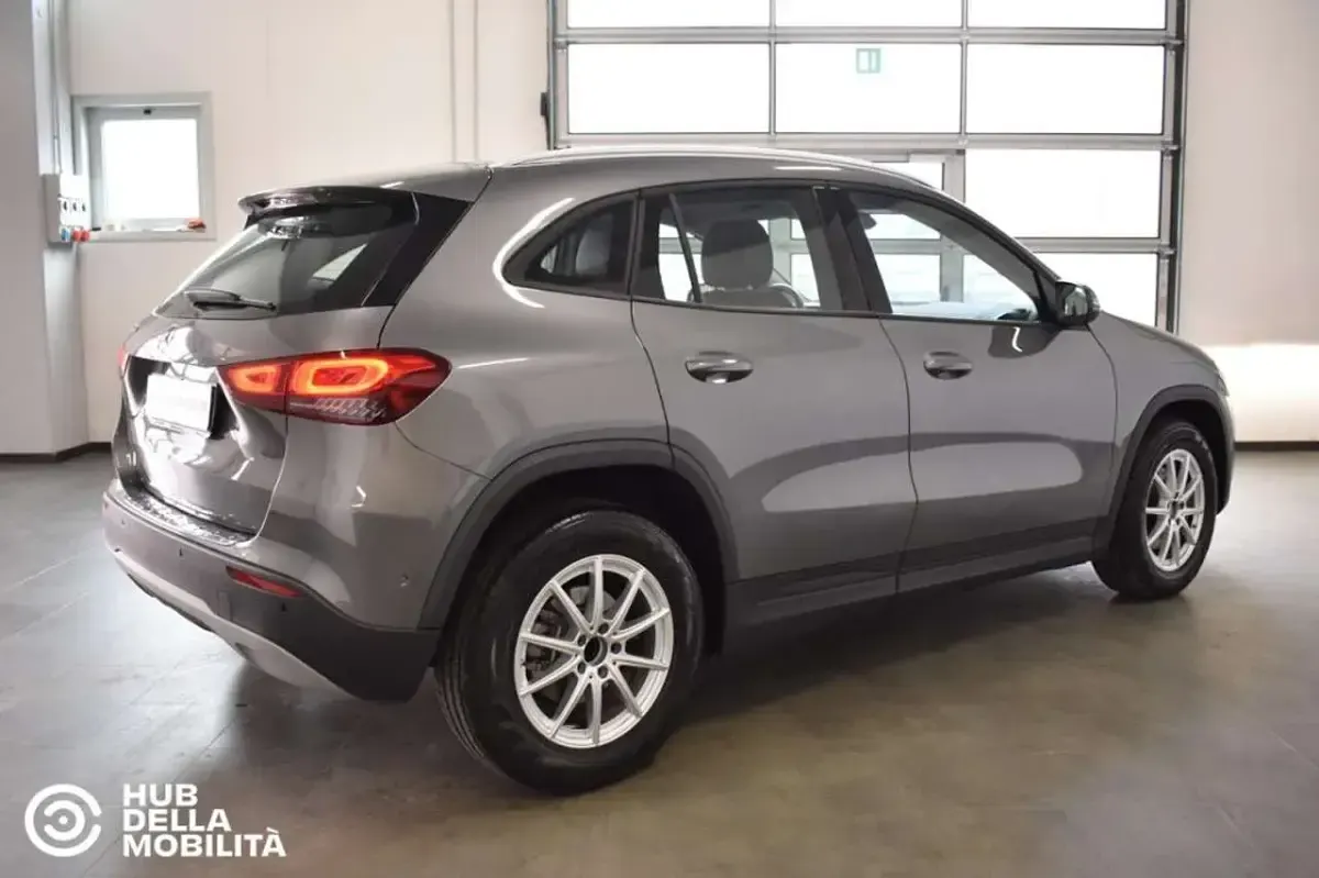 Usata Mercedes GLA200 Business 150 CV (110 kW) 2021 Grigio SUV