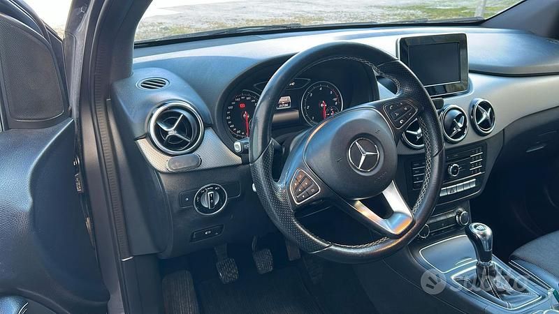Usata Mercedes B180 109 CV (80 kW) 2017 Grigio Utilitaria