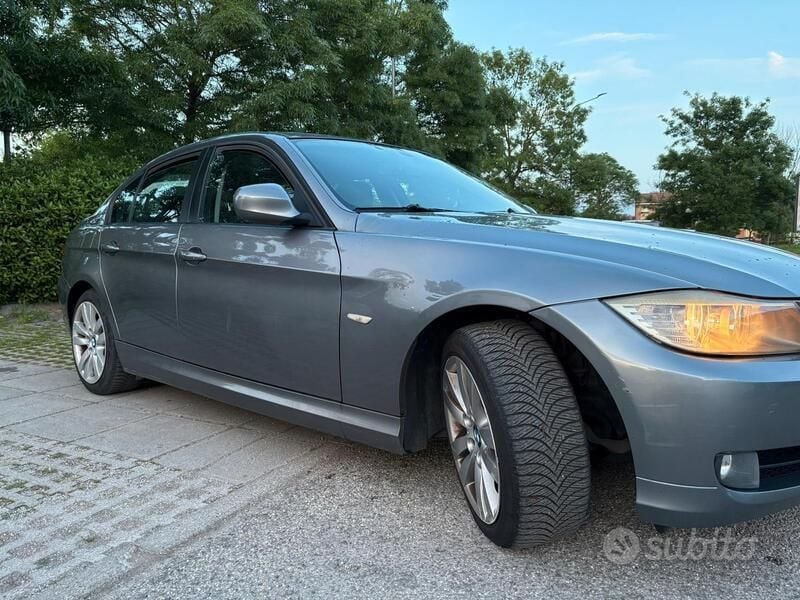 Grigio Usata 2012 BMW 318 Tre volumi | 3800 € (Super prezzo) - Immagine 1/4