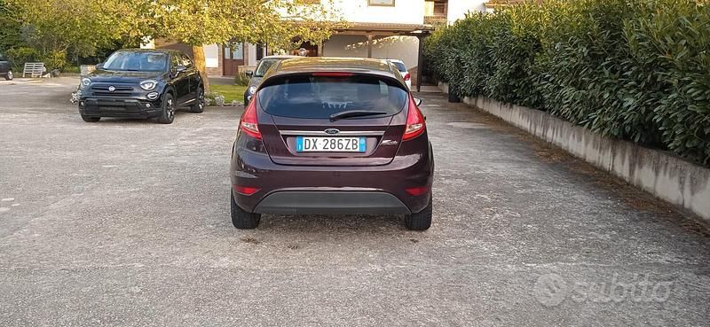Usata Ford Fiesta Titanium 92 CV (67 kW) 2009 Viola Utilitaria