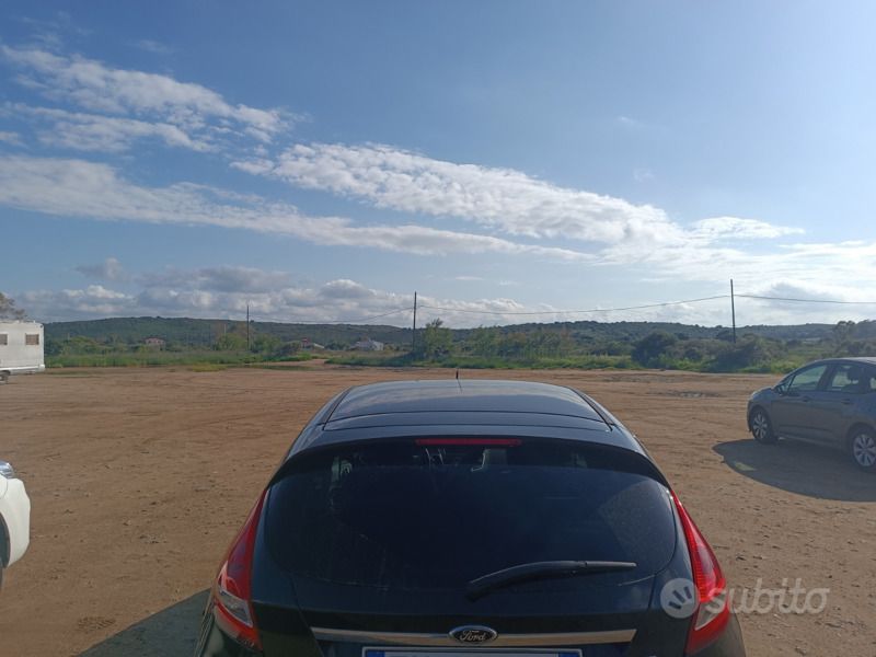Usata Ford Fiesta 70 CV (51 kW) 2012 Nero Utilitaria