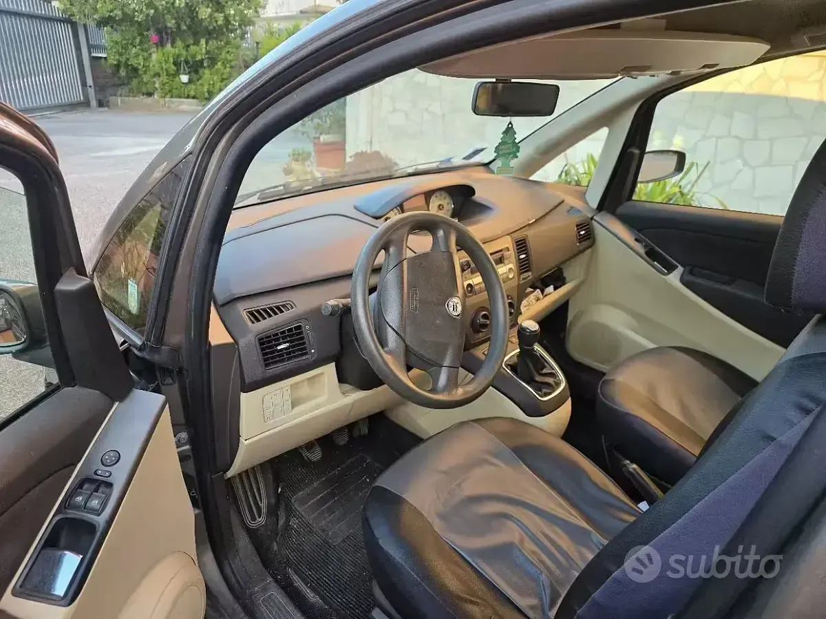 Usata Lancia Musa 90 CV (66 kW) 2006 Marrone Monovolume