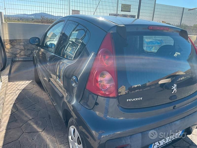 Usata Peugeot 107 68 CV (50 kW) 2009 Grigio Utilitaria