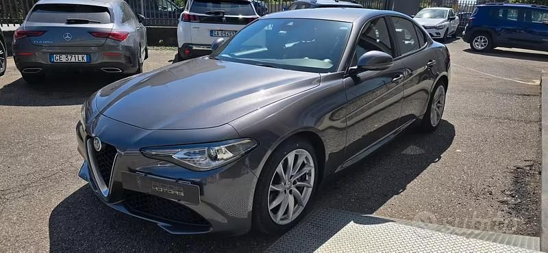 Usata Alfa Romeo Giulia Super 150 CV (110 kW) 2016 Grigio Berlina