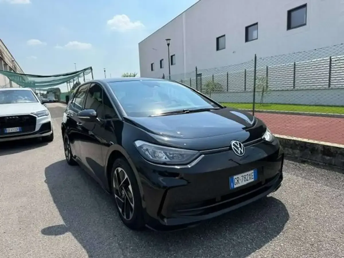 Usata VW ID.3 Pro Performance 150 kW (204 CV) 2023 Grenadillschwarz metallic Utilitaria