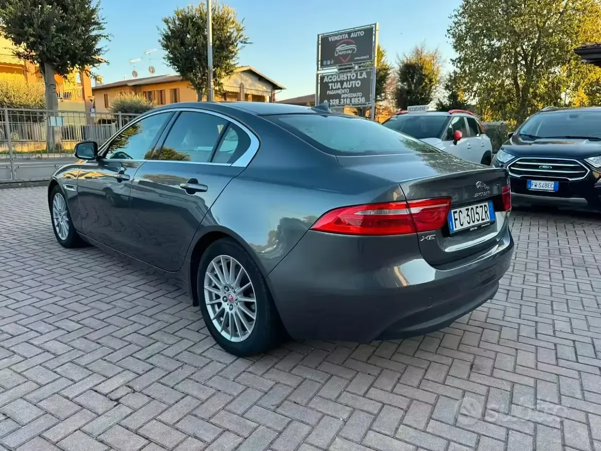 Usata Jaguar XE 163 CV (119 kW) 2016 Grigio Berlina