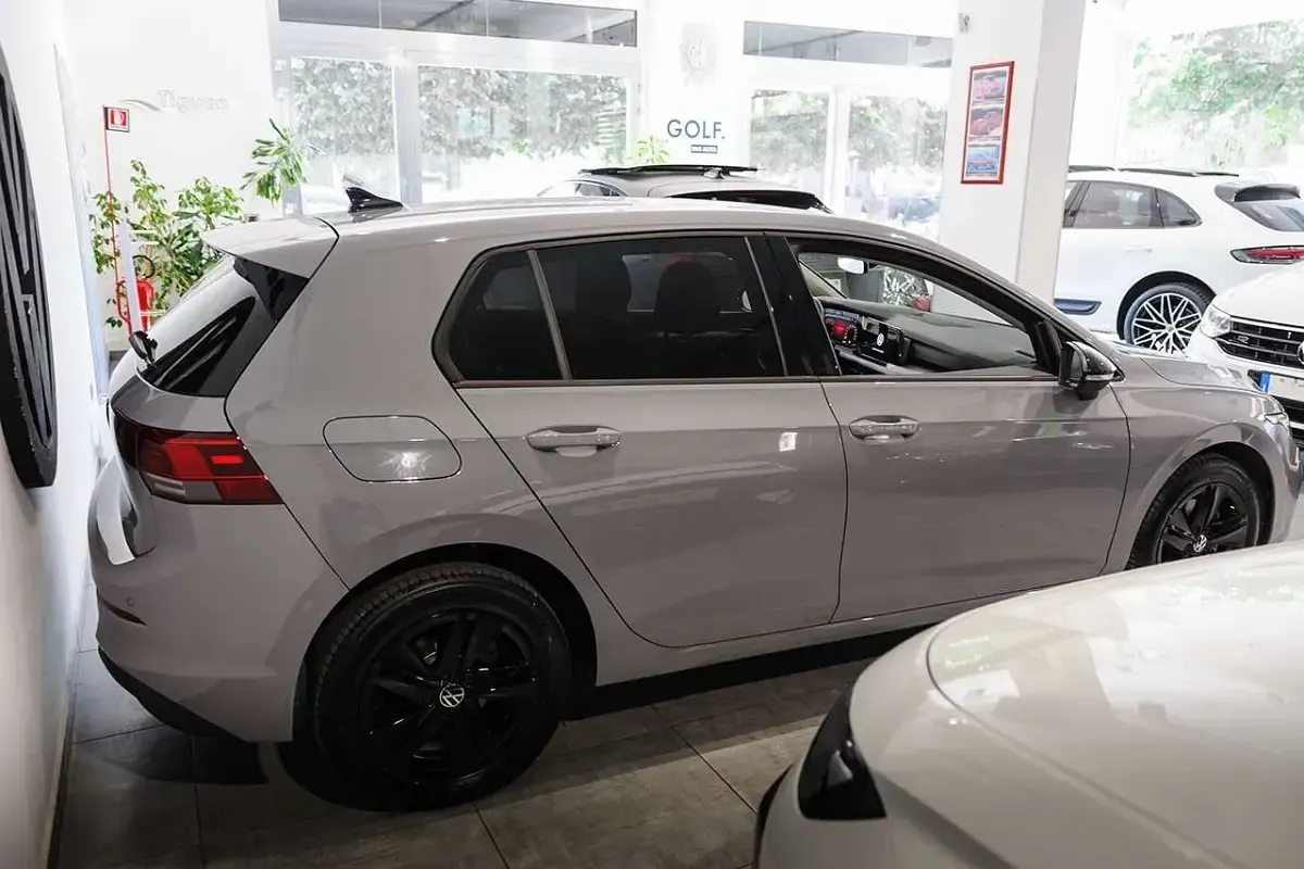 Usata VW Golf VIII Life 116 CV (85 kW) 2024 Moonstone grey Berlina