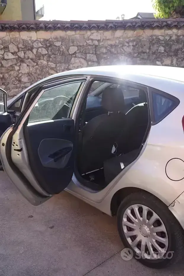 Usata Ford Fiesta 70 CV (51 kW) 2011 Grigio Berlina