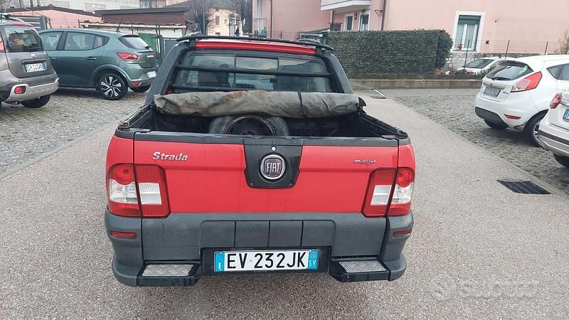 Usata Fiat Strada 95 CV (69 kW) 2014 Rosso Pick-up