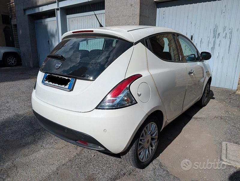 Usata Lancia Ypsilon 60 CV (44 kW) 2015 Bianco Utilitaria