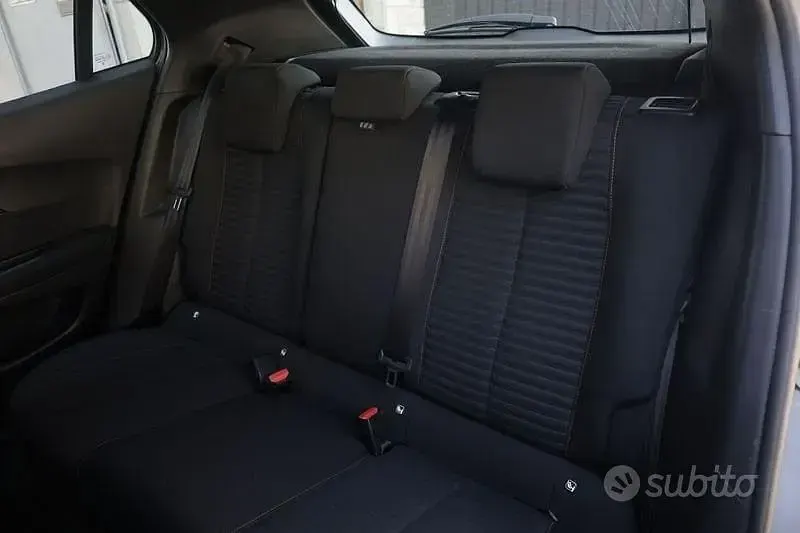Usata Peugeot 2008 Active 131 CV (96 kW) 2020 Grigio scuro SUV