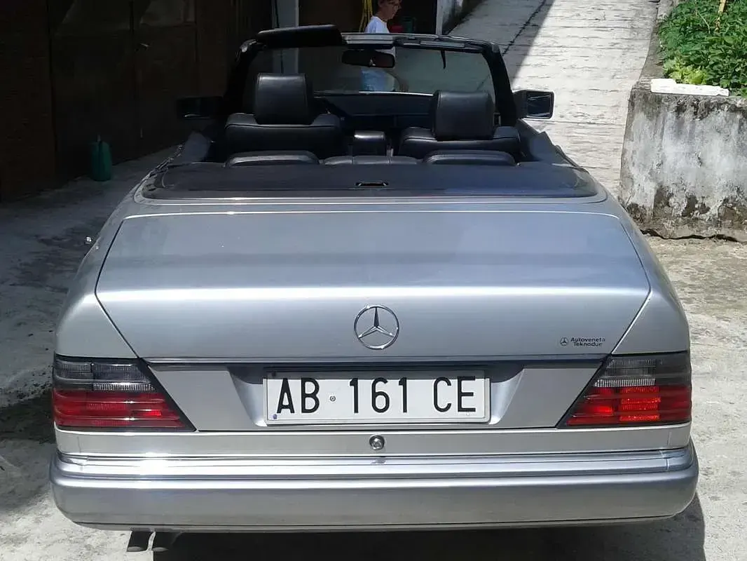 Usata Mercedes E300 220 CV (161 kW) 1994 Argento Cabrio
