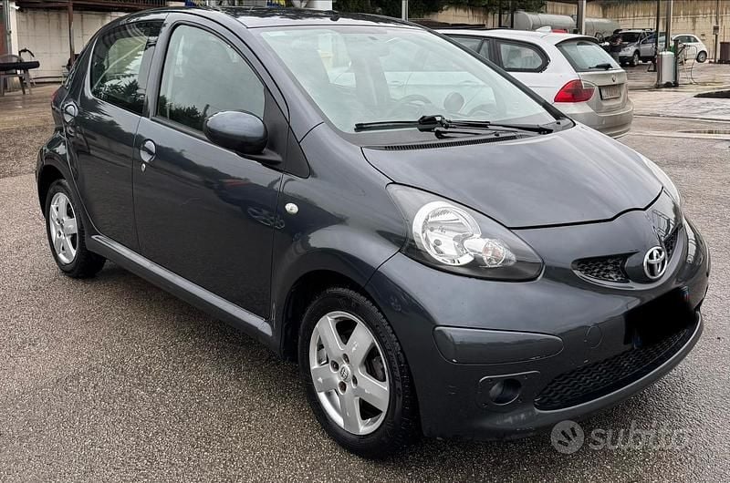 Usata Toyota Aygo 67 CV (49 kW) 2008 Grigio Utilitaria