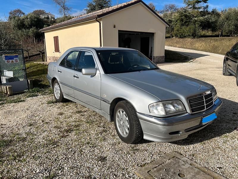 Usata Mercedes C220 125 CV (91 kW) 1998 Grigio Berlina