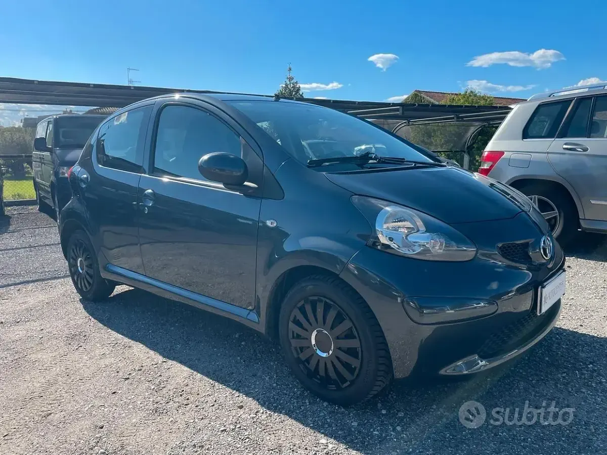 Usata Toyota Aygo Sol 68 CV (50 kW) 2007 Grigio Utilitaria