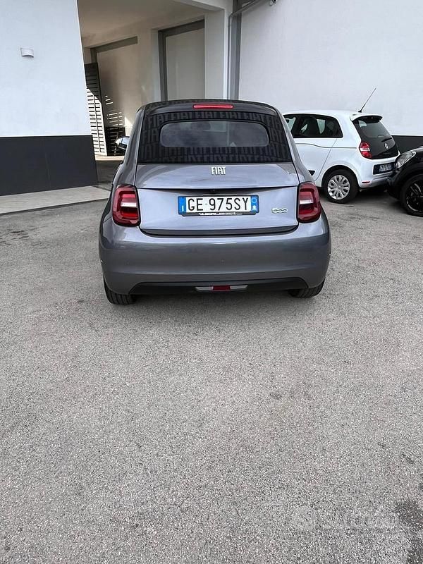 Usata Fiat 500e La Prima 86 kW (118 CV) 2021 Grigio Cabrio