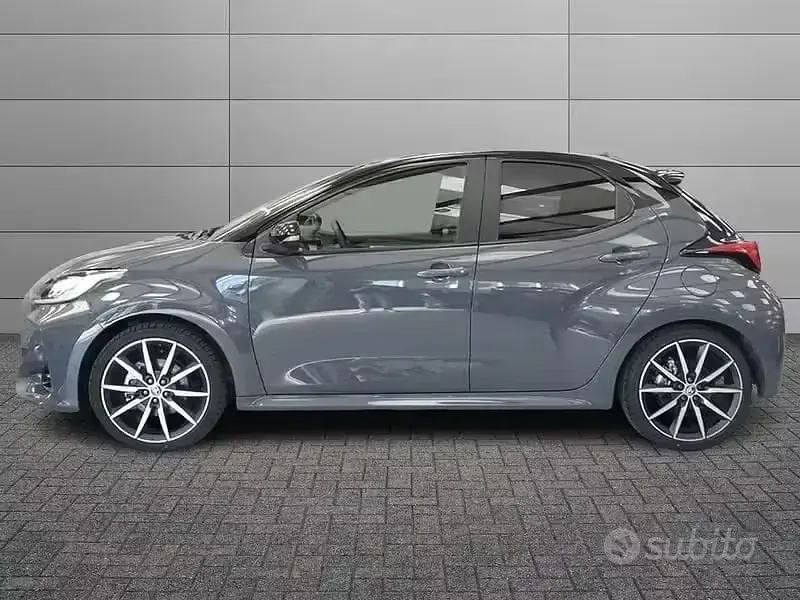 Nuova Toyota Yaris Hybrid Sport 131 CV (96 kW) 2025 Grigio Berlina