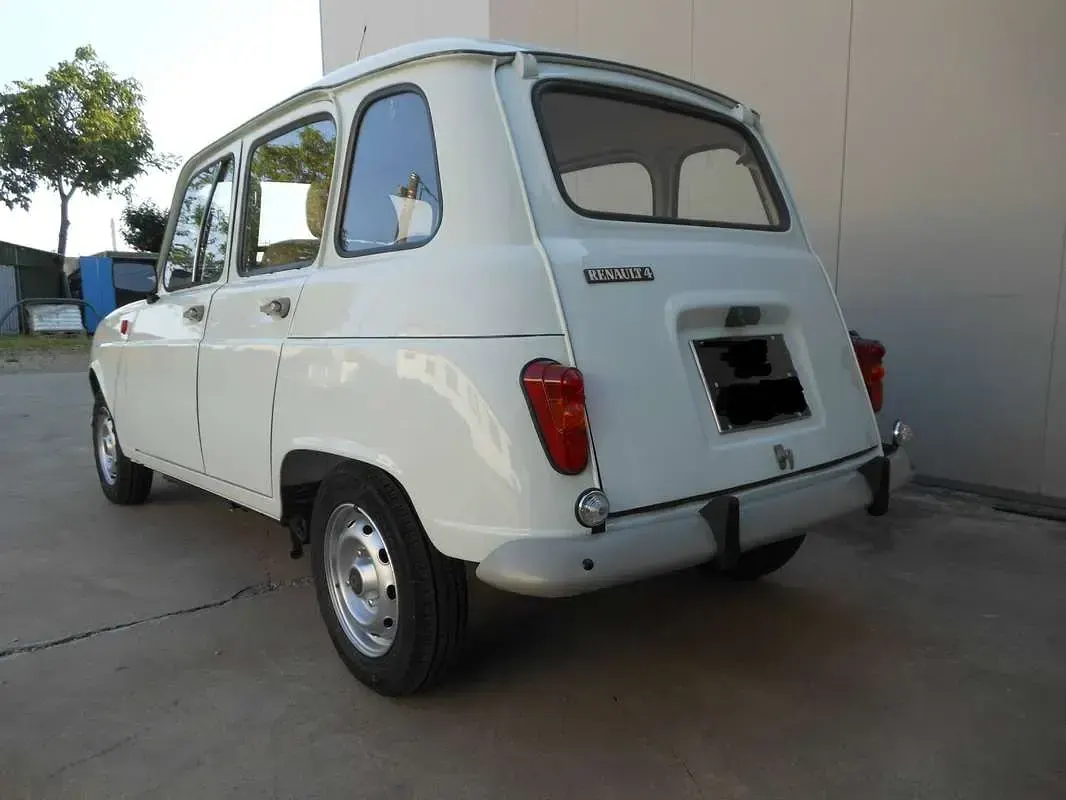 Usata Renault R4 33 CV (24 kW) 1985 Bianco Station wagon
