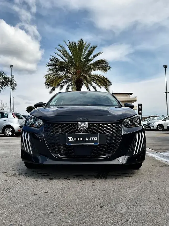 Usata Peugeot 208 Allure 101 CV (74 kW) 2025 Nero Utilitaria