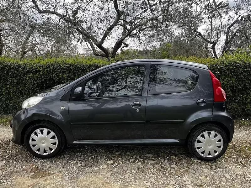 Usata Peugeot 107 68 CV (50 kW) 2007 Grigio Utilitaria