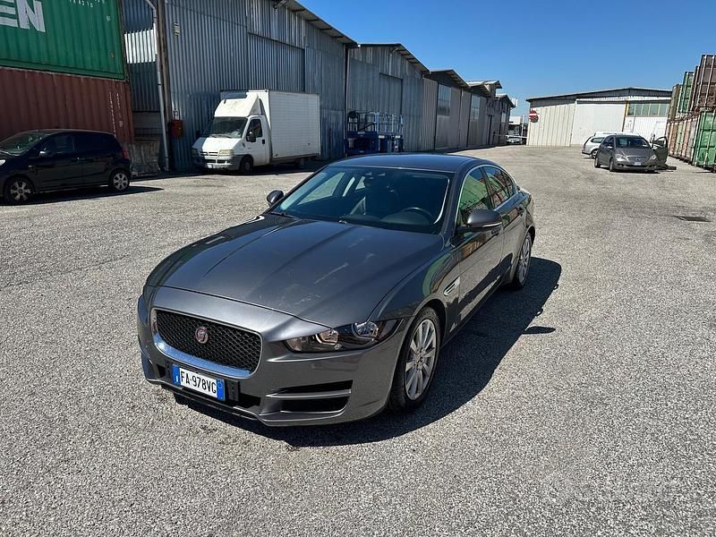 Usata Jaguar XE Pure 179 CV (131 kW) 2016 Grigio Berlina