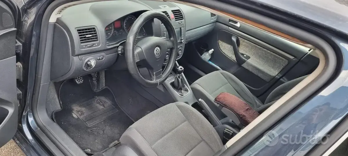 Usata VW Golf V 105 CV (77 kW) 2005 Blu Utilitaria