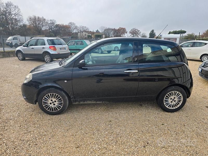 Usado Lancia Ypsilon 69 HP (50 kW) 2008 Preto Citadino