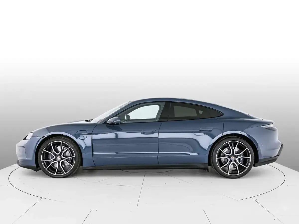 Nuova Porsche Taycan Performance Package 319 kW (435 CV) 2026 Pale blue metallizzato Berlina