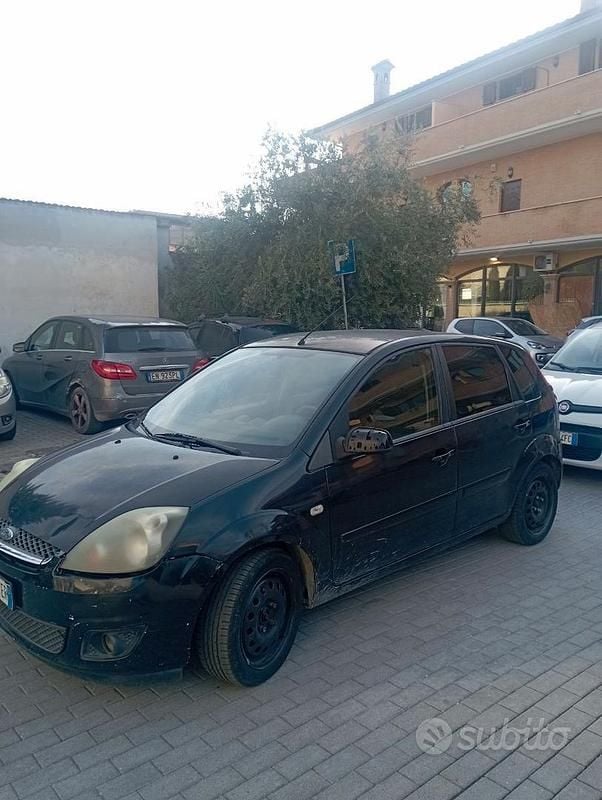 Usata Ford Fiesta 90 CV (66 kW) 2007 Nero Utilitaria