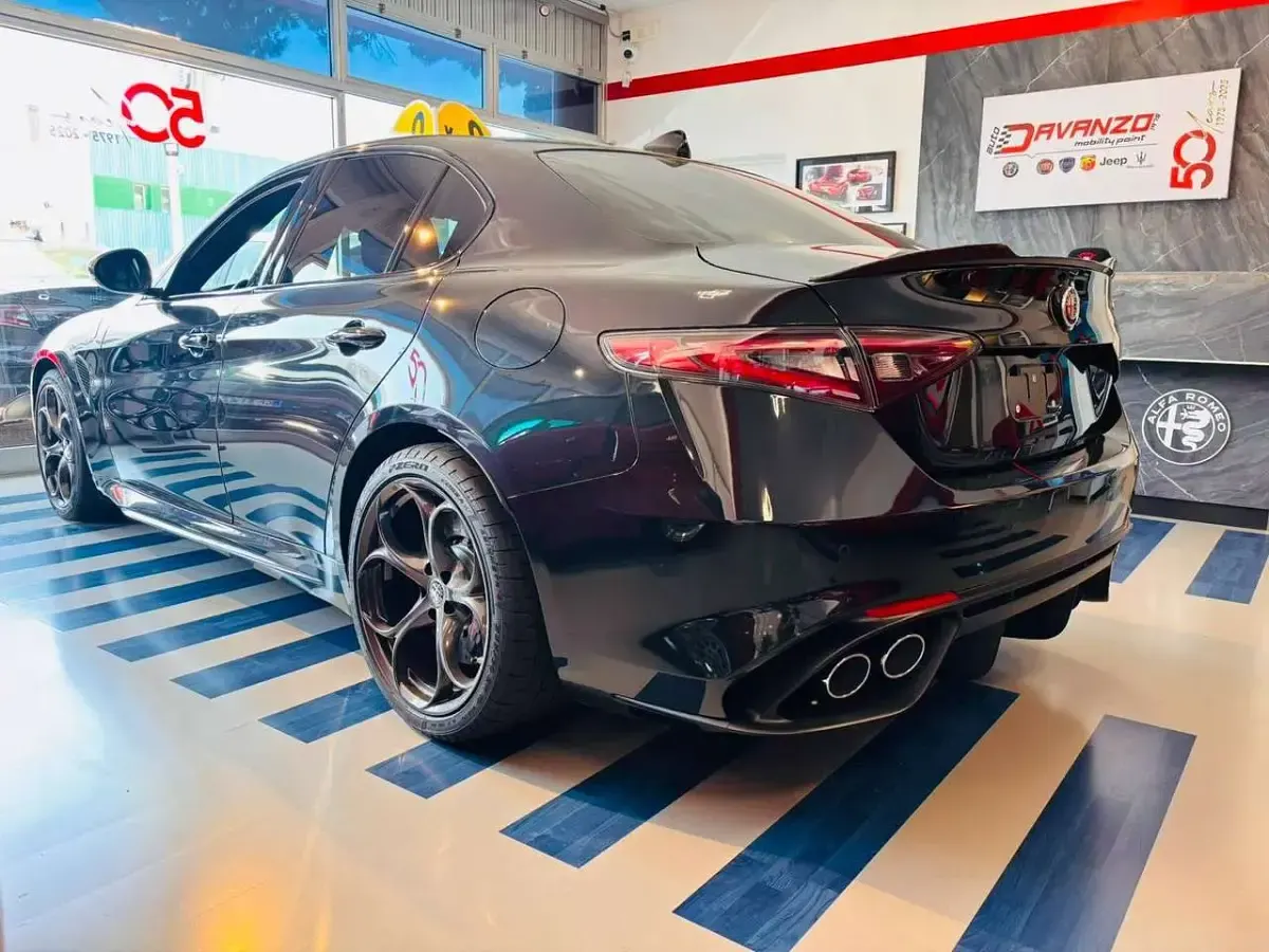 Nuova Alfa Romeo Giulia Quadrifoglio 519 CV (381 kW) 2025 Nero vulcano Berlina