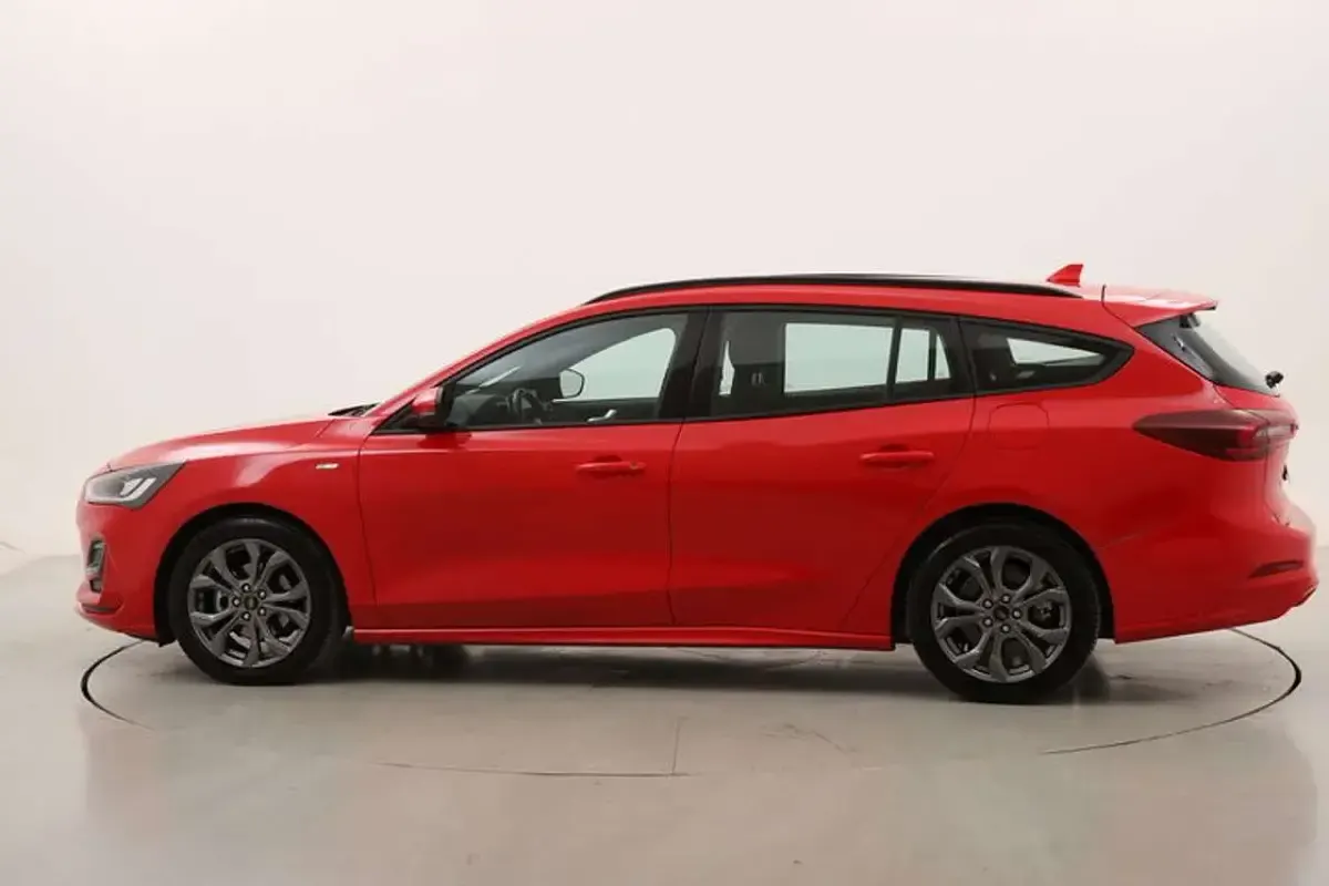 Usado Ford Focus ST-Line 125 CV (91 kW) 2023 Rojo Familiar