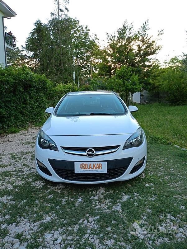 Usata Opel Astra 140 CV (102 kW) 2015 Bianco Berlina