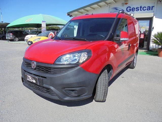 Usata Fiat Doblò 120 CV (88 kW) 2019 Rosso Monovolume