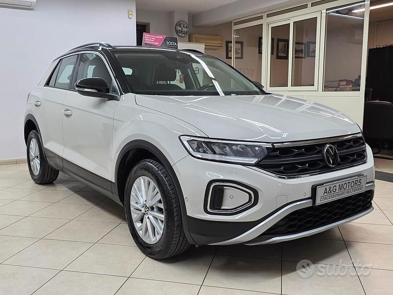 Usata VW T-Roc Life 110 CV (80 kW) 2023 Beige SUV