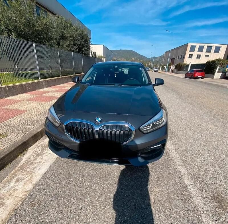 Grigio Usata 2020 BMW 118 Due volumi | 18.000 € (Molto cara) - Immagine 1/4