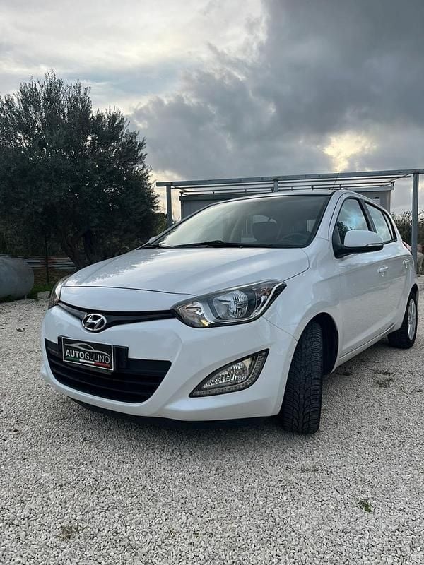 Bianco Usata 2014 Hyundai i20 Due volumi | 4999 € (Buon prezzo) - Immagine 1/4