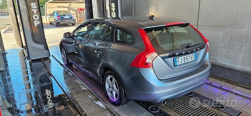 Usata Volvo V60 120 CV (88 kW) 2017 Grigio Station wagon