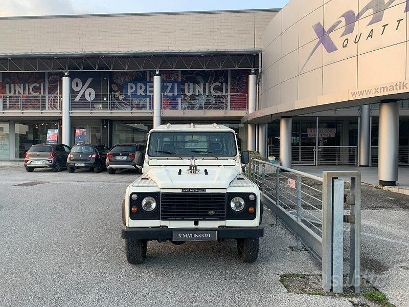 Usata Land Rover Defender 122 CV (89 kW) 1987 Bianco pastello Station wagon