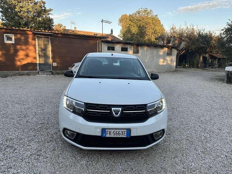 Usata 2017 Dacia Sandero Lauréate Due volumi | 6800 € (Buon prezzo) - Immagine 1/4