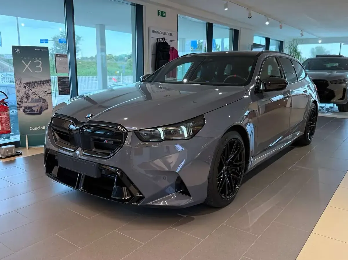 Nuova BMW M5 727 CV (534 kW) 2026 Storm bay metallizzato Station wagon