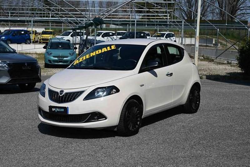 Usata Lancia Ypsilon Silver 69 CV (50 kW) 2022 Beige Utilitaria