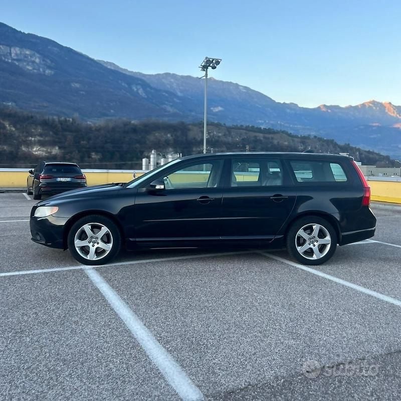 Usata Volvo V70 136 CV (100 kW) 2010 Nero Station wagon