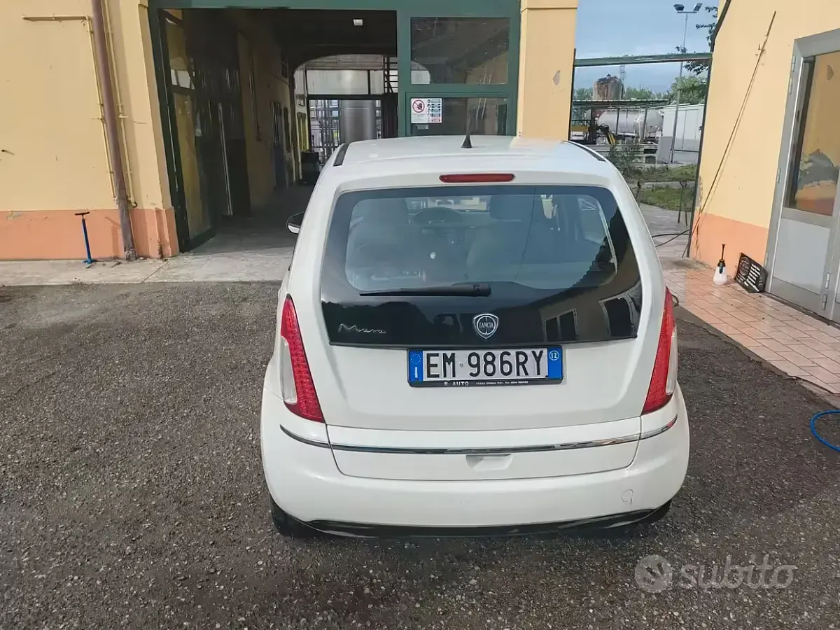 Usado Lancia Musa Gold 77 CV (56 kW) 2012 Blanco Monovolumen