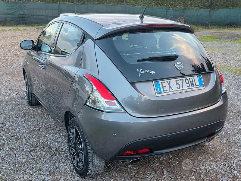 Usata Lancia Ypsilon 69 CV (50 kW) 2015 Grigio Utilitaria