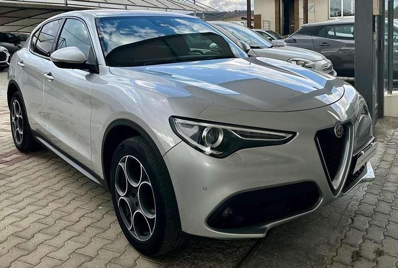Argento Usata 2018 Alfa Romeo Stelvio Lusso SUV | 20.900 € (Cara) - Immagine 1/4