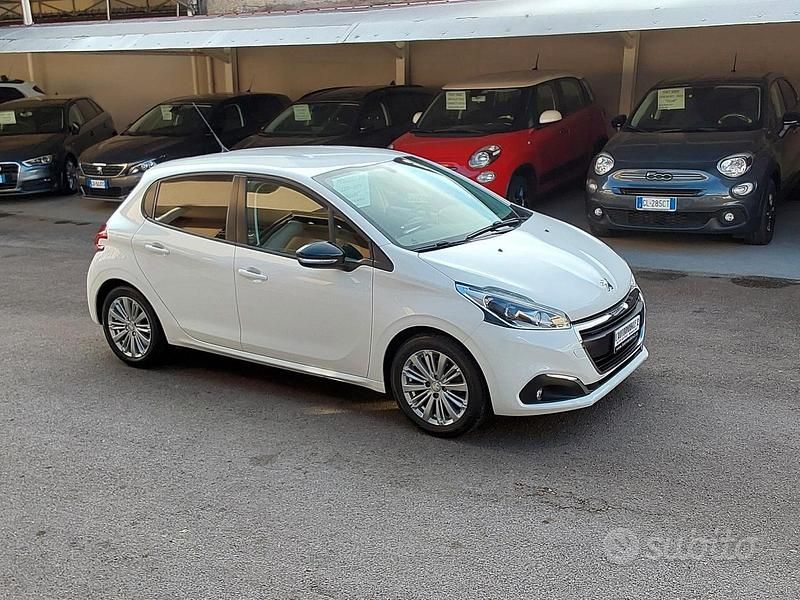 Bianco Usata 2017 Peugeot 208 Allure Due volumi | 7200 € (Ottimo prezzo) - Immagine 1/4