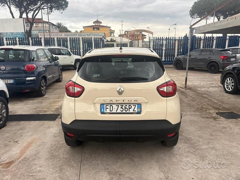 Usata Renault Captur Intens 90 CV (66 kW) 2016 Beige SUV