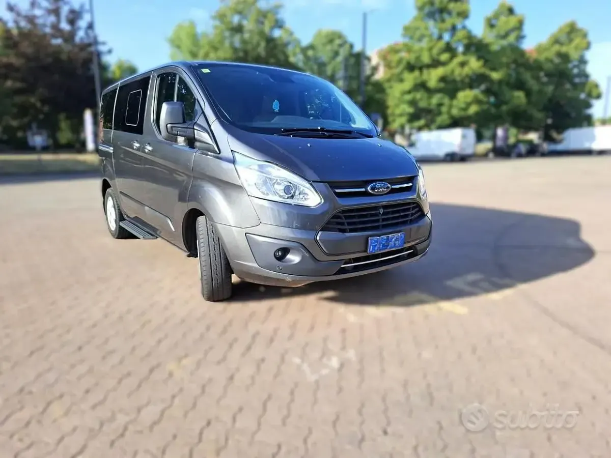 Usata Ford T 131 CV (96 kW) 2018 Grigio Monovolume