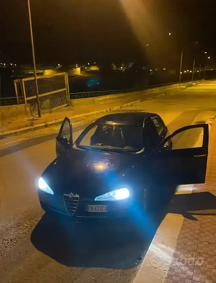 Usata Alfa Romeo 147 116 CV (85 kW) 2005 Blu Utilitaria