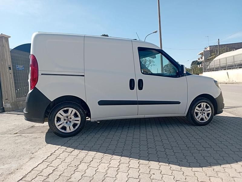 Usata Fiat Doblò 104 CV (76 kW) 2021 Bianco Monovolume